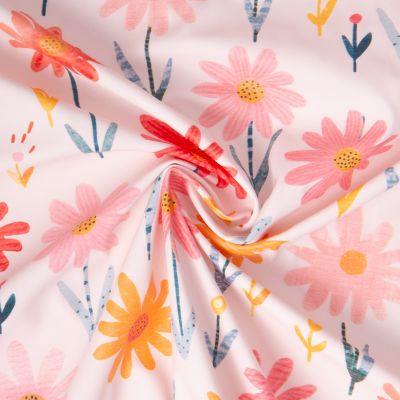 Tissu Imperméable imprimé Zoila fleuris sur fond Rose pâle - Par 10 cm