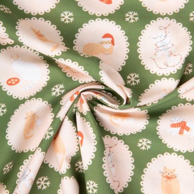 Tissu Coton imprimé Félicie et les chats de Noël sur fond Vert olive - Par 10 cm