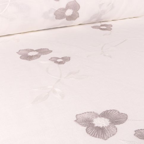 Tissu Voilage grande largeur Fleurs grises brodées sur fond Blanc cassé
