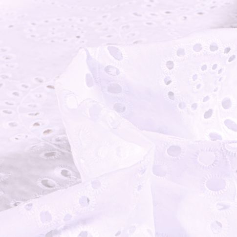 Coupon Tissu Broderie anglaise Motifs ajourés sur fond Blanc - Coupon de 130 cm