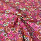 Tissu Popeline de Coton Poppy Fleurs vertes et roses sur fond Rose