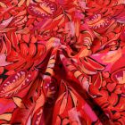 Tissu Viscose Feuillage exotique sur fond Rouge
