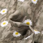 Tissu Coton MC Fabrics Pâquerettes et camouflage sur fond Vert kaki foncé