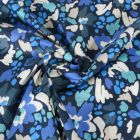 Tissu Voile de Coton digital Fleurs colorées bleues et écrues sur fond Bleu marine