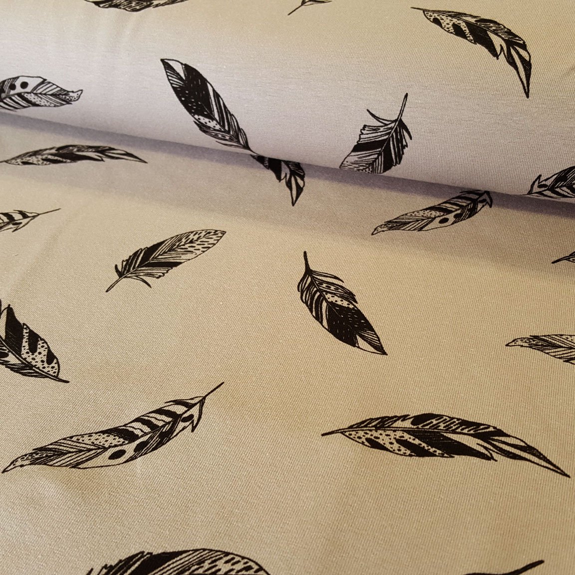 Tissu Jersey Coton Taupe Plumes noires
