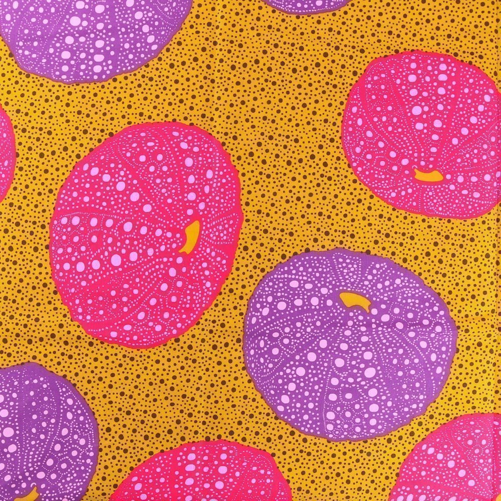 Tissu Wax Africain N°240 Motifs Africains Violets et roses sur fond Vert Jaune