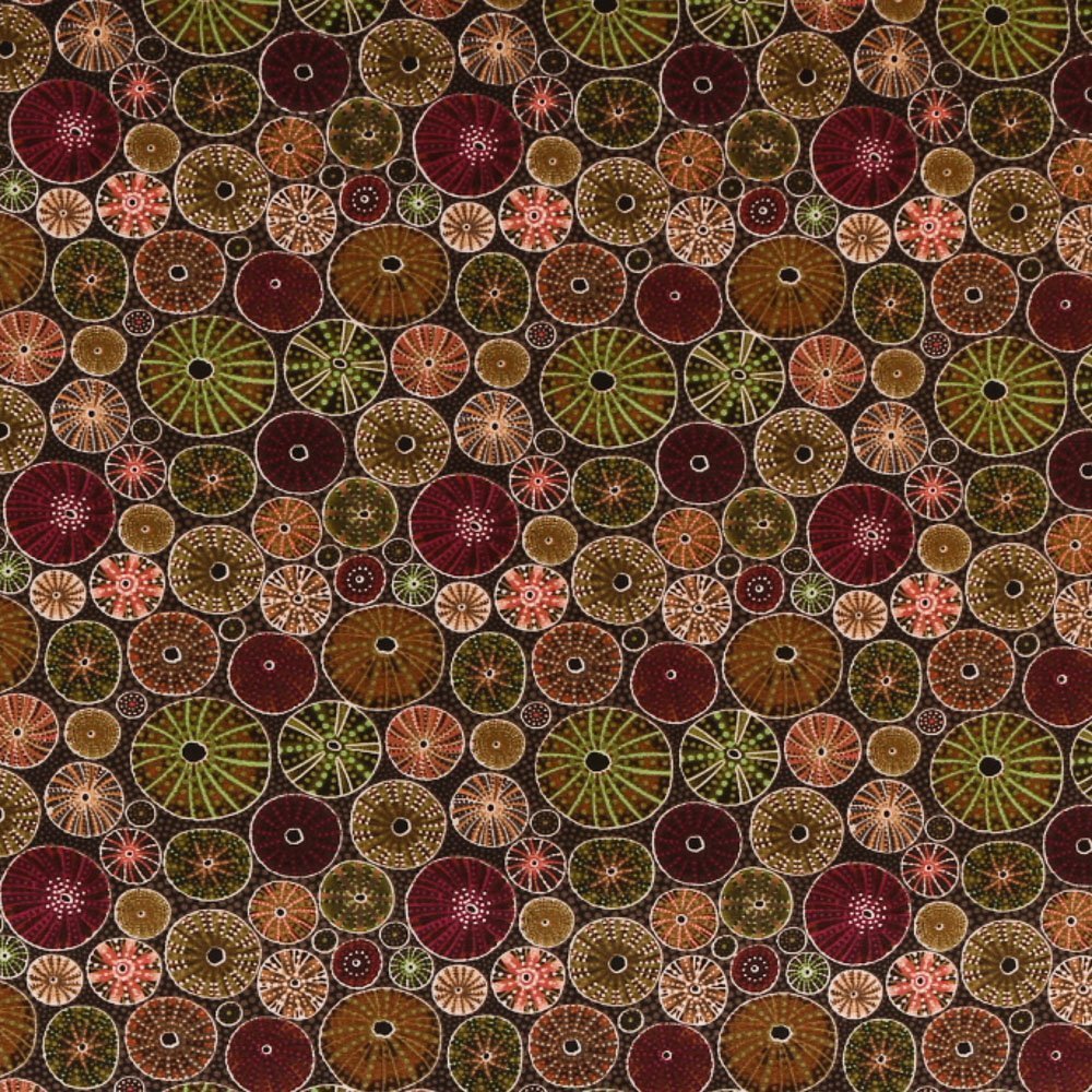 Tissu Coton Imprimé Lisa Studio Oursins Aborigènes Kaki et Bordeaux sur fond Vert Kaki