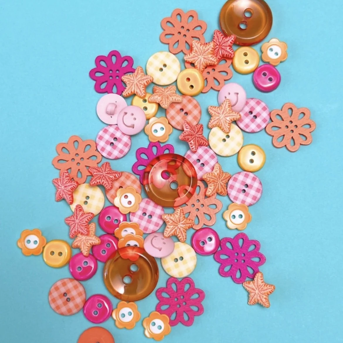 Boutons, attaches et oeillets