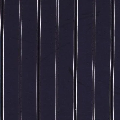 Tissu crêpe imprimé Rayures noires et grises sur fond Bleu marine - Par 10 cm