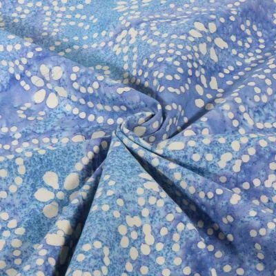 Tissu Voile de Coton Batik fleuris sur fond Bleu lavande - Par 10 cm