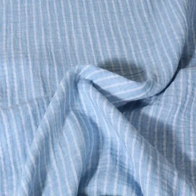 Tissu Double gaze de Coton Poppy Rayé blanc sur fond Bleu clair - Par 10 cm