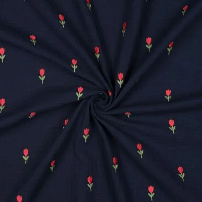 Tissu Double gaze de Coton Tulipe Rouge brodé sur fond Noir - Par 10 cm
