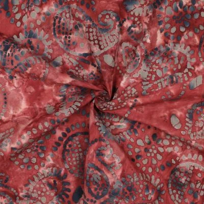 Tissu Batik de Coton rosaces et spirales Gris bleuté sur fond Rouge tomette - Par 10 cm