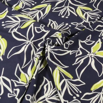 Tissu Stretch imprimé Motifs floraux blanc et vert sur fond Bleu marine - Par 10 cm