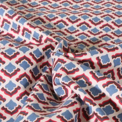Tissu Popeline de Coton Poppy Mosaïque Andalouse bleu sur fond Ecru - Par 10 cm