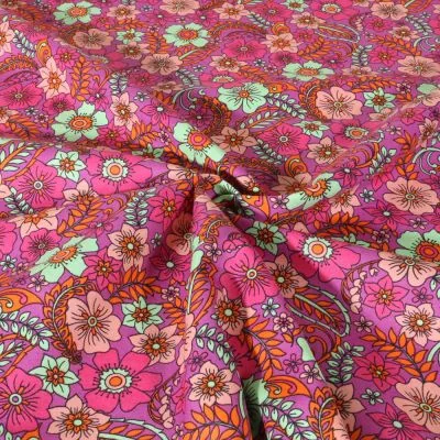 Tissu Popeline de Coton Poppy Fleurs vertes et roses sur fond Rose - Par 10 cm