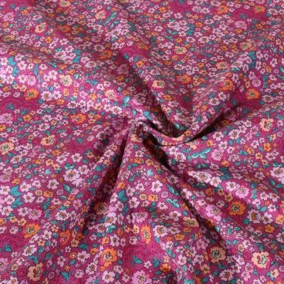 Tissu Popeline de Coton digital Poppy Fleurs roses et pêche sur fond Framboise - Par 10 cm