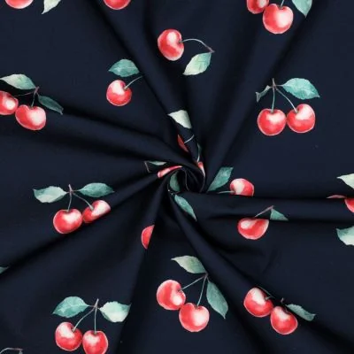 Tissu Nappe imperméable digital Cerises sur fond Bleu marine - Par 10 cm