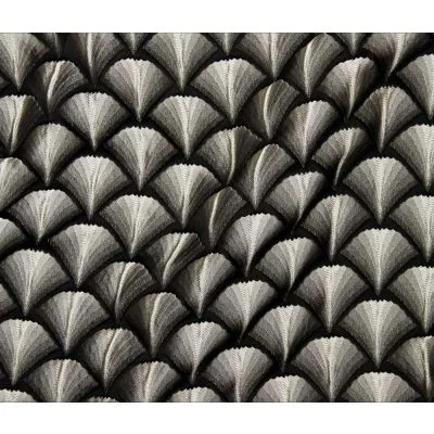Tissu Jacquard d&#039;habillement Éventails gaufrés blanc sur fond Noir - Par 10 cm