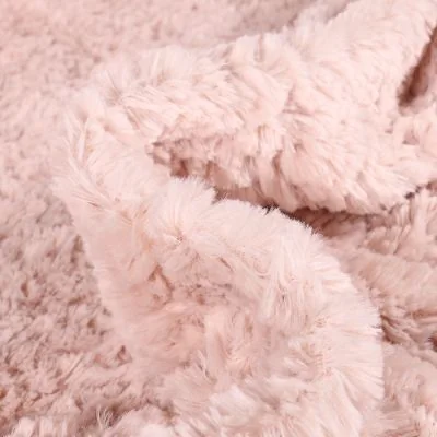 Tissu Fausse fourrure Lucia sur fond Rose pâle - Par 10 cm