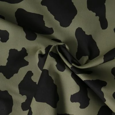 Tissu Toile de Coton  Zélina camouflage militaire sur fond Vert kaki - Par 10 cm