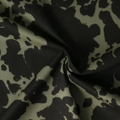Tissu Toile de Coton  Zélina camouflage artistique sur fond Vert kaki - Par 10 cm
