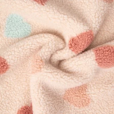 Tissu Fausse fourrure Teddy Sherpa cœurs multicolores sur fond Beige - Par 10 cm