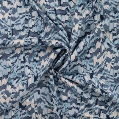 Tissu Viscose satiné inspi plumes bleu denim sur fond Blanc - Par 10 cm