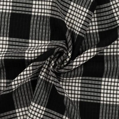 Tissu Polyviscose légèrement gaufré à carreaux noirs sur fond Blanc - Par 10 cm