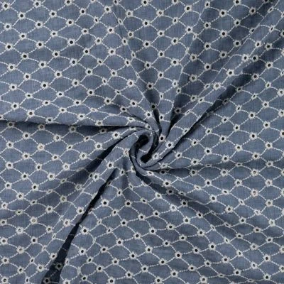 Tissu Gaze de Coton motifs brodés sur fond Bleu denim - Par 10 cm