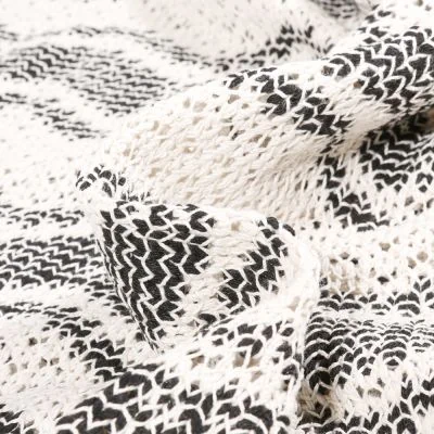 Tissu Crochet dentelle Chevrons noirs sur fond Blanc cassé - Par 10 cm