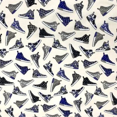 Tissu Coton imprimé baskets bleues sur fond Ecru - Par 10 cm