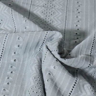 Tissu Voile de coton Delhi brodé abstrait sur fond Bleu gris - Par 10 cm