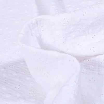 Tissu Double gaze brodée Adèle sur fond Blanc - Par 10 cm