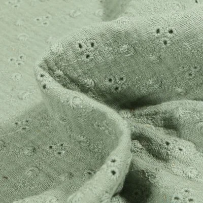 Tissu Double gaze Brodée Adèle sur fond Vert d&#039;eau - Par 10 cm