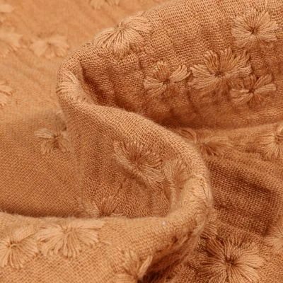 Tissu Double gaze Brodée Esmée sur fond Camel - Par 10 cm