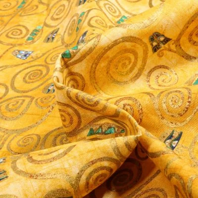 Tissu Gustav Klimt Arbres en volutes dorées sur fond Ocre - Par 10 cm