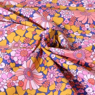 Tissu Coton imprimé Chill Fleuris rose sur fond Bleu denim - Par 10 cm