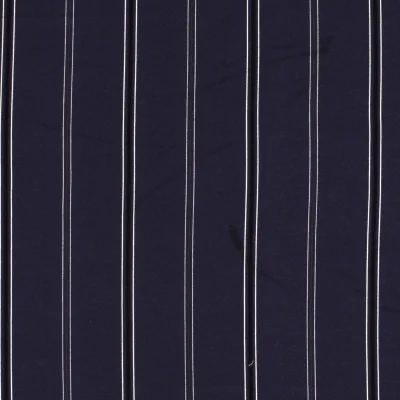 Tissu crêpe imprimé Rayures noires et grises sur fond Bleu marine - Par 10 cm