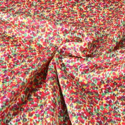 Tissu Crêpe satiné Léontine sur fond Rouge - Par 10 cm