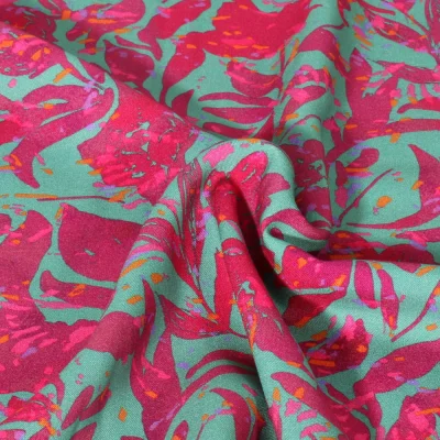 Tissu Viscose Arty Alaia fleuris violet sur fond Vert émeraude - Par 10 cm