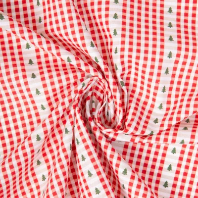 Tissu Coton imprimé Arty St Gervais petits carreaux et sapins sur fond Rouge - Par 10 cm