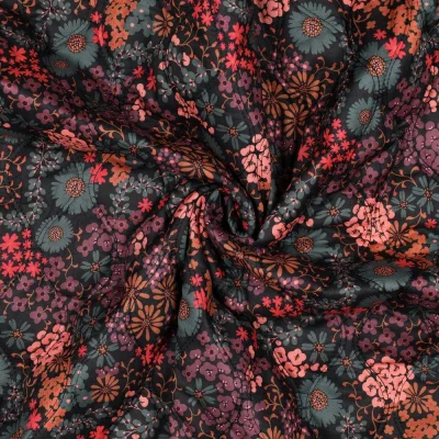 Tissu Voile de Coton Matelassé réversible digital Lila fleurs Multicolores sur fond Noir - Par 10 cm