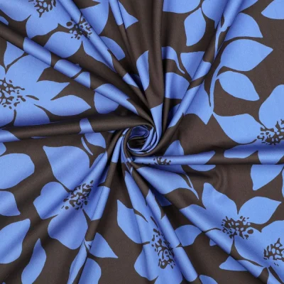 Tissu Viscose élasthanne stretch Grandes fleurs Bleu pervenche sur fond Noir - Par 10 cm