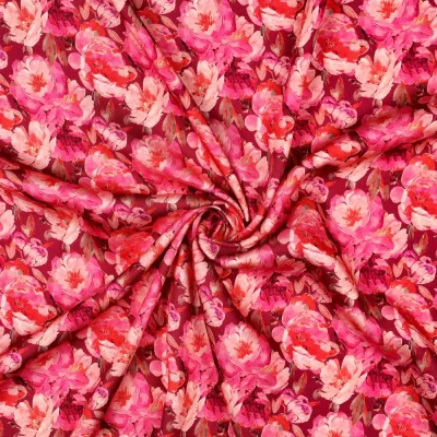 Tissu Viscose satiné digital Iris tapis de rose sur fond Rouge cerise - Par 10 cm