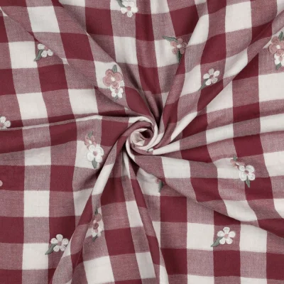 Tissu Double gaze de Coton Carreaux Bordeaux et fleurs brodées sur fond Blanc cassé - Par 10 cm