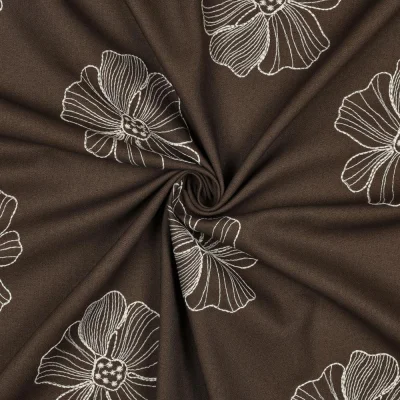Tissu Viscose Lin Yoko brodé grandes fleurs Blanc sur fond Marron chocolat - Par 10 cm