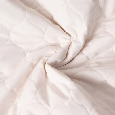 Tissu Doudoune matelassé Garance   sur fond Ecru - Par 10 cm