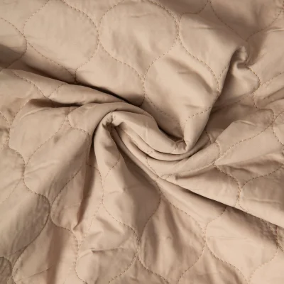Tissu Doudoune matelassé Garance   sur fond Beige sable - Par 10 cm