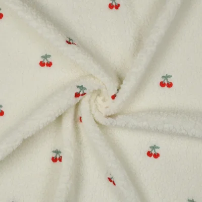 Tissu Bouclettes Cerises brodées sur fond Ecru - Par 10 cm